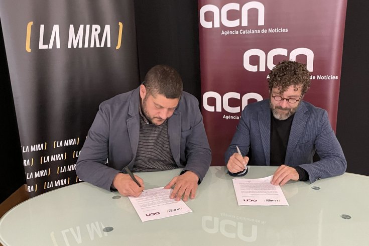 Joan Camp, editor de LA MIRA i Marc Colomer, director de l’ACN, signant la renovació del conveni